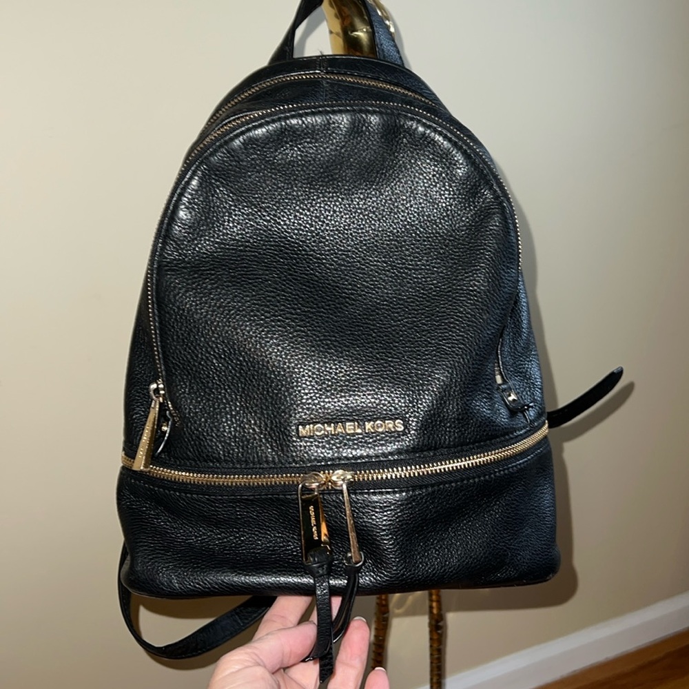 Michael Kors leather backpack Rhea Zip in EUC Purse Pocketbook 10” x 12” x 5”